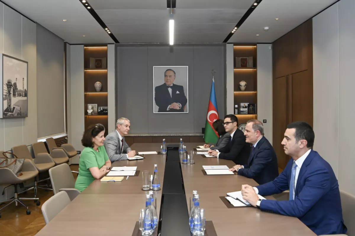 Azerbaijan’s Top Diplomat Briefs Outgoing French Envoy on Washington Meeting