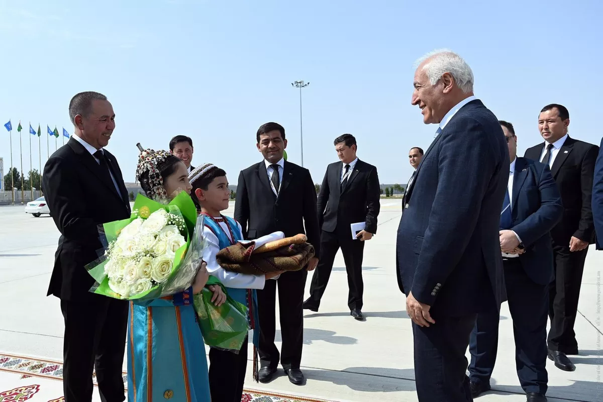 Armenian President Visits Turkmenistan for Landlocked Developing Countries Forum
