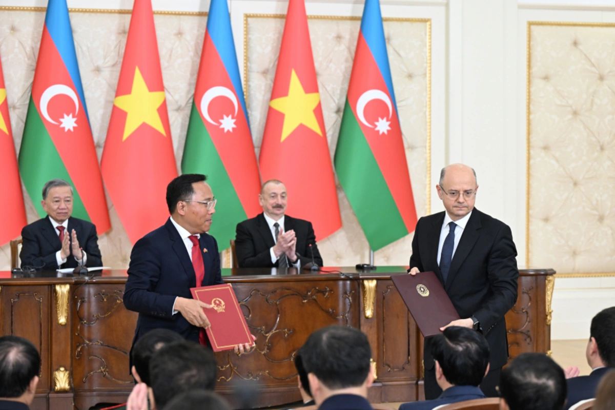 Azerbaijan, Vietnam Exchange Signed Documents