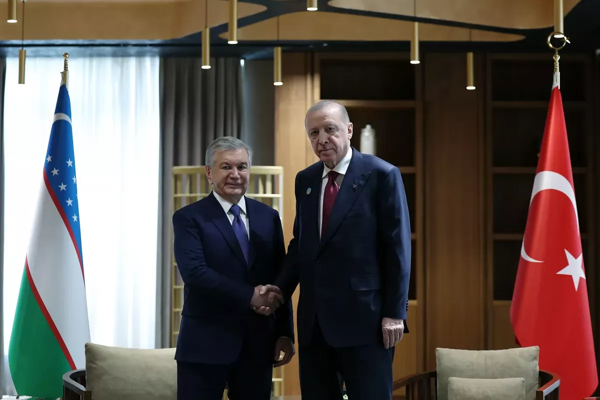 Turkish and Uzbek Presidents Meet on Defence, Trade at OTS Summit in Turkistan