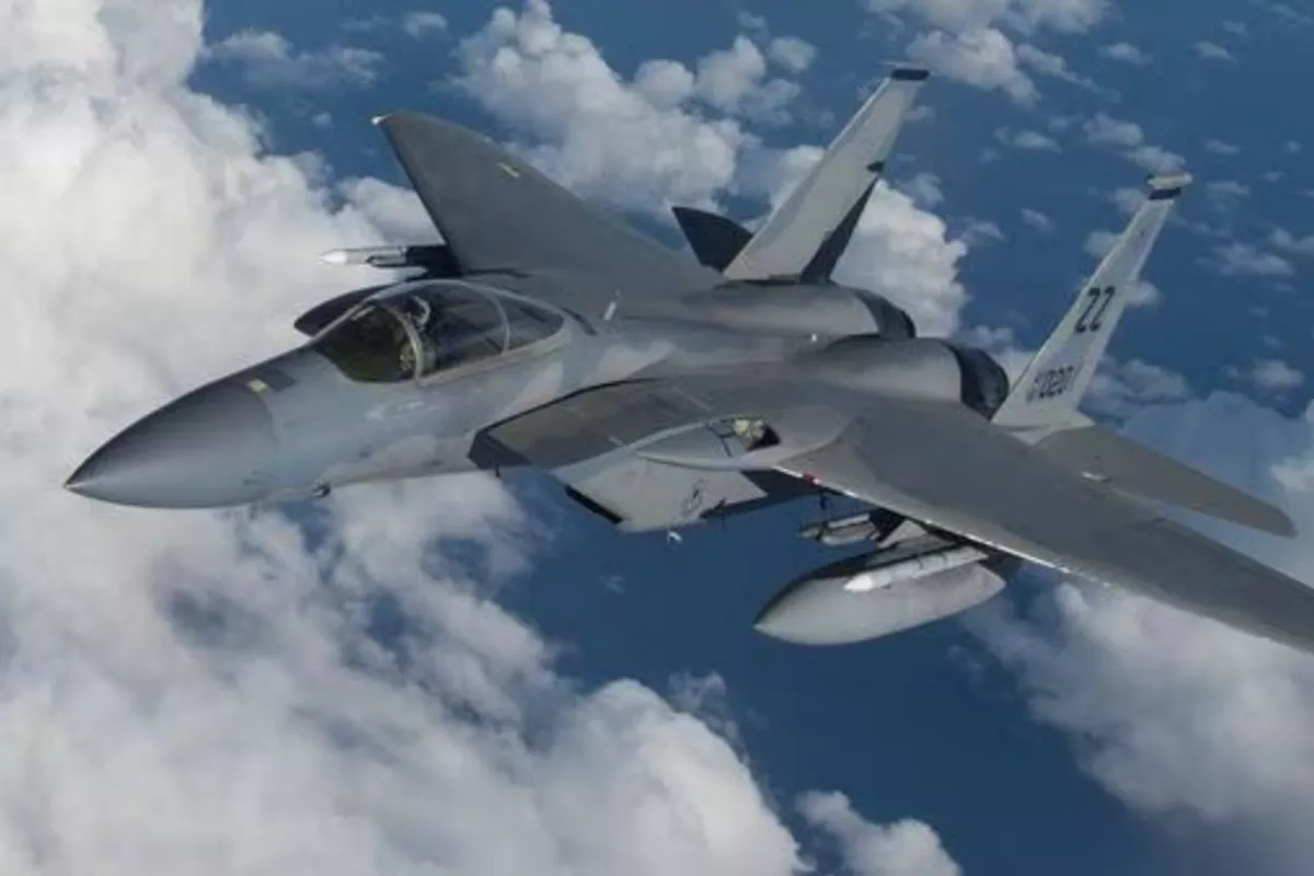 US F-15 Fighter Jet Crashes in Kuwait, Pilot Ejects Safely — VIDEO