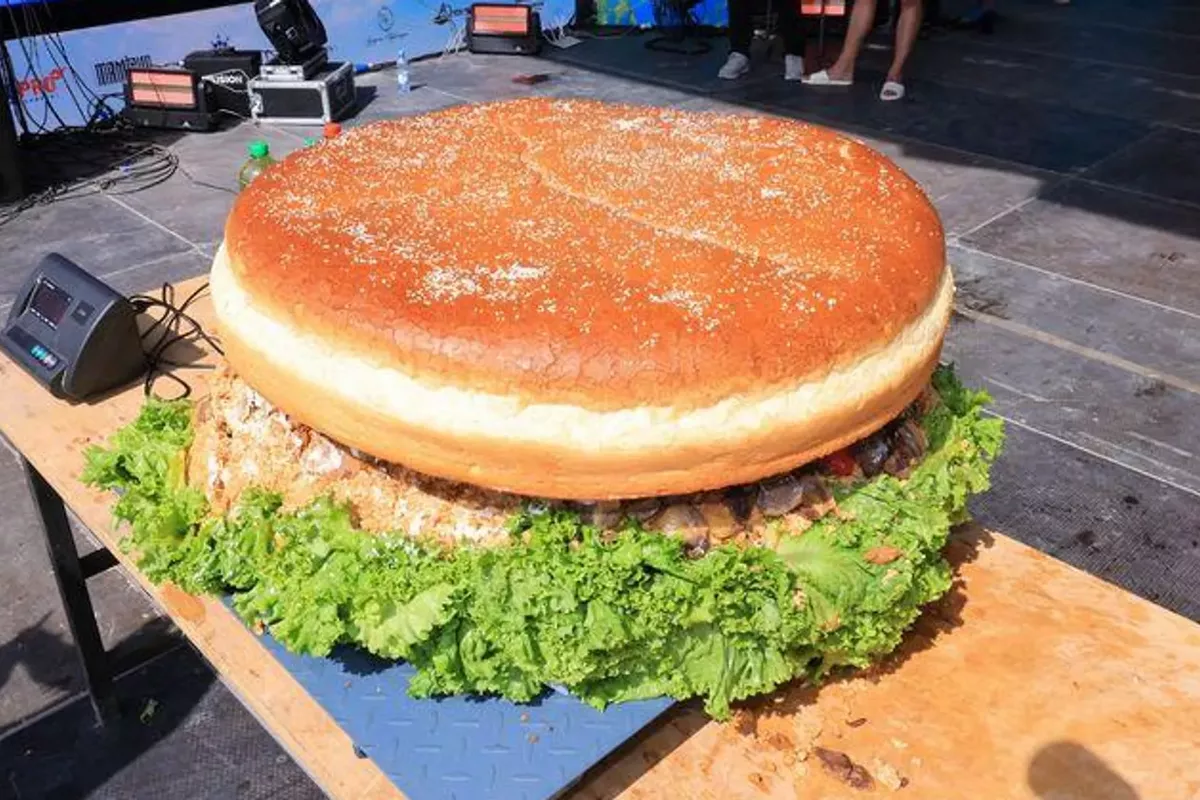 Kazakhstan Sets Culinary Record with Massive 86-Kilogram Kazyburger at Balkhash Festival