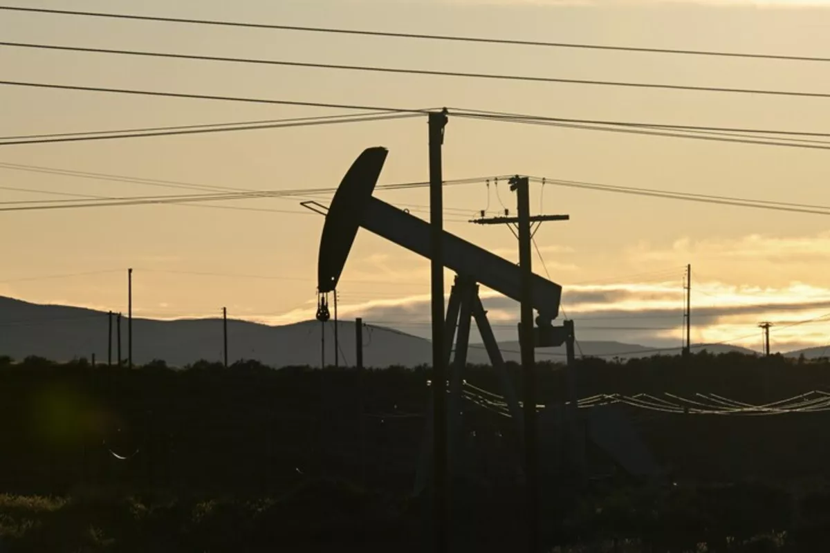 Gold Surges, Oil Slumps as US–Iran Peace Deal Reshapes Global Markets