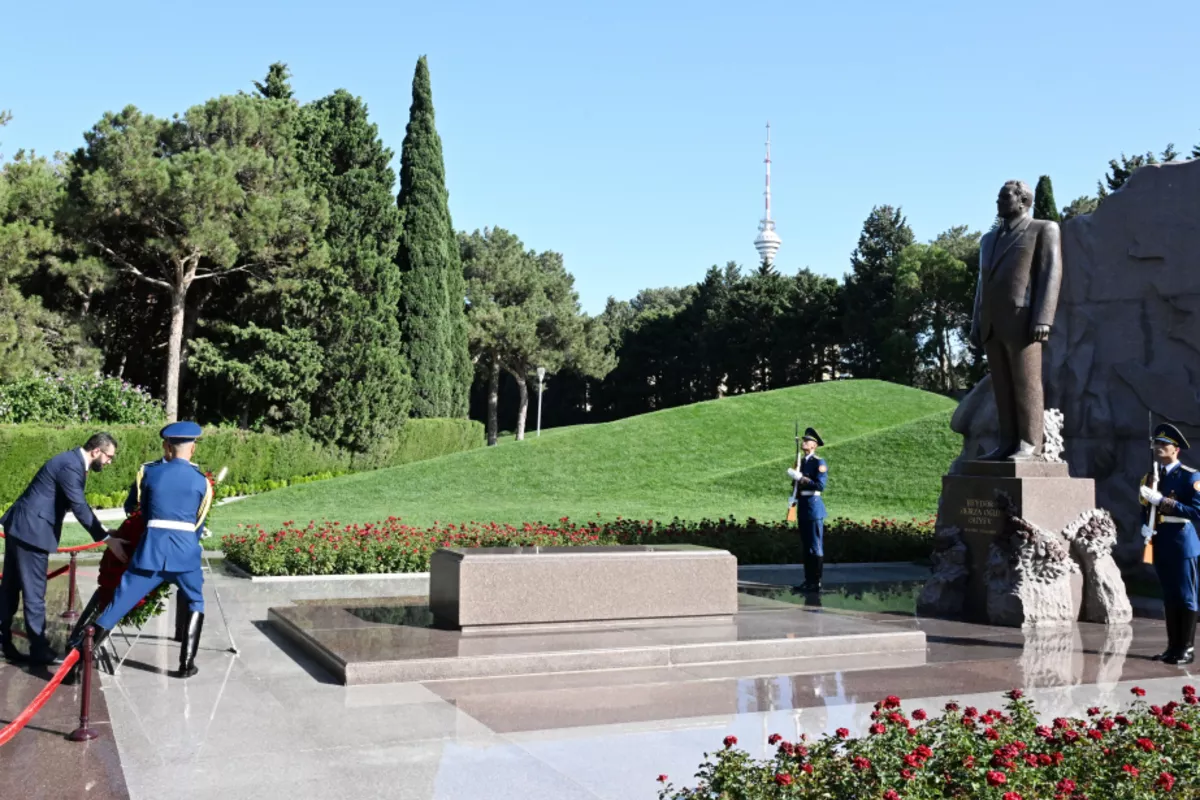 Syrian Transitional President Pays Tribute at Azerbaijani National Leader’s Tomb