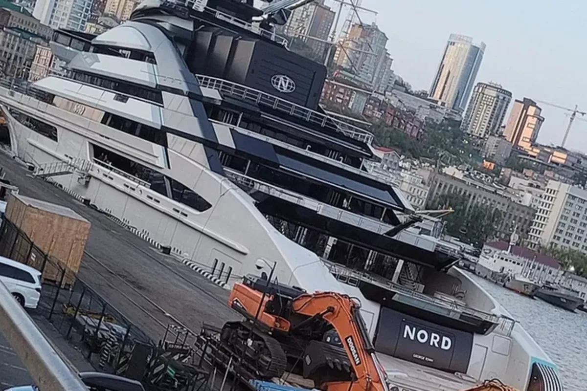 Iran Grants Passage to Top Russian Billionaire's Yacht Through Strait of Hormuz