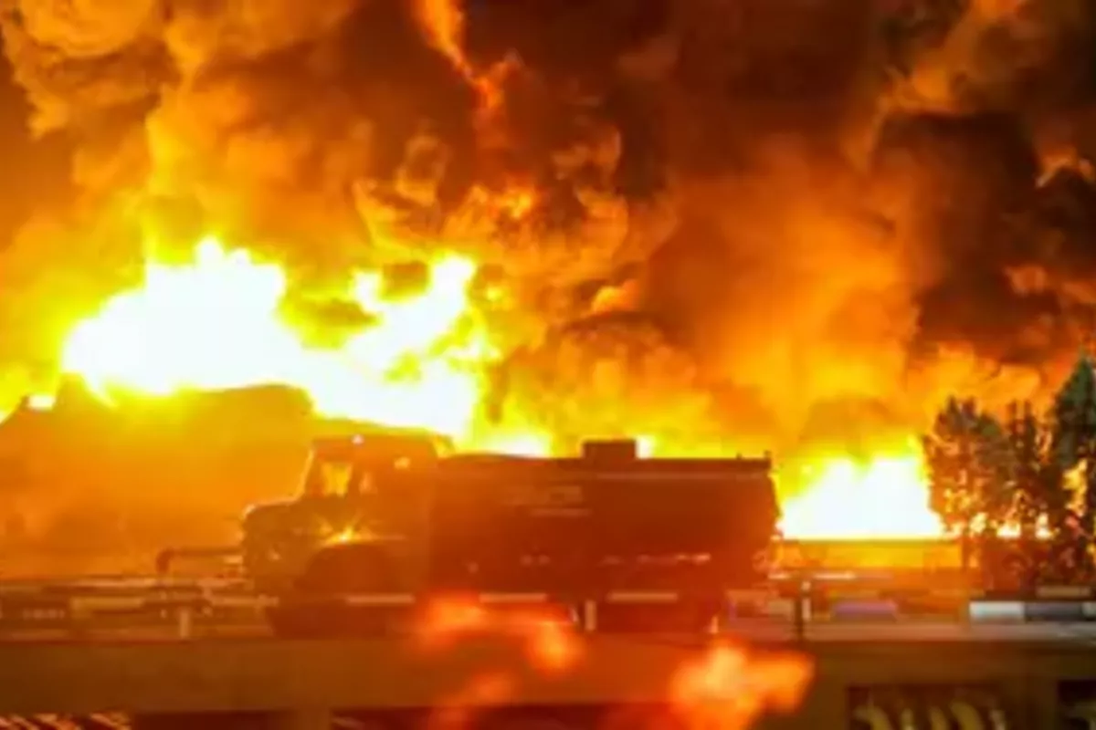 Fire Breaks Out at Glue Factory in Northern Iran's Alborz