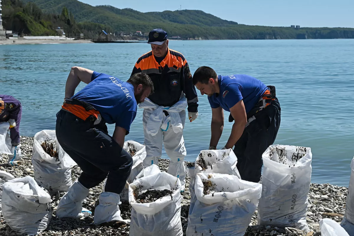 Fire-Triggered Oil Spill Near Russia's Tuapse Extends 77 Km