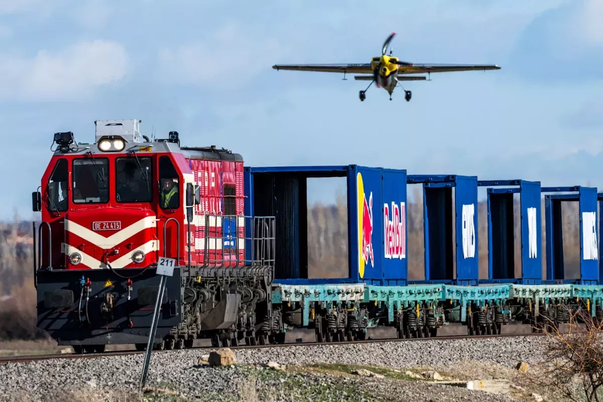World First Landing on Moving Train in Türkiye Stuns Aviation - VIDEO