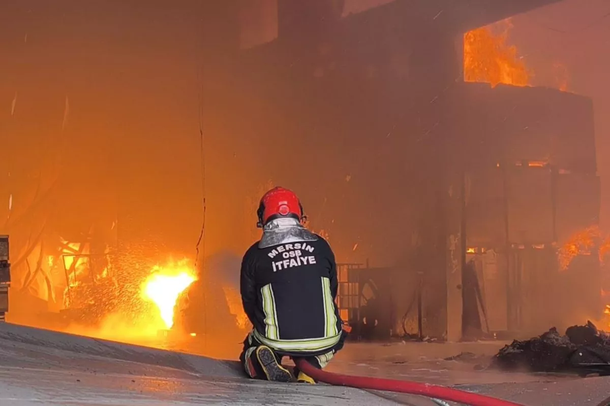 Major Fire Breaks Out at Tobacco Plant in Türkiye’s Mersin