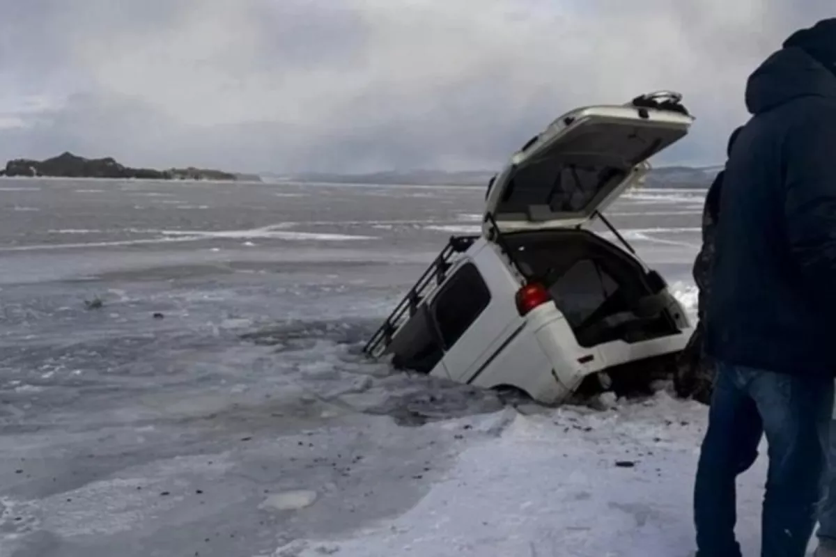 Vehicle Plunges Through Ice on Russia's Lake Baikal, Tourists Dead