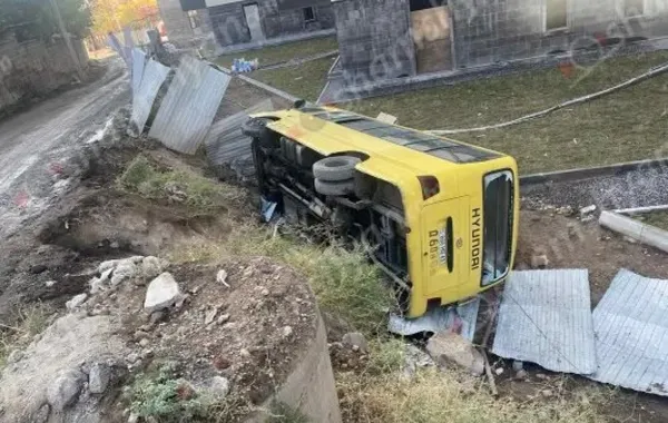 Bus Overturns in Armenia's Yerevan, Injuring 11 Foreign Nationals
