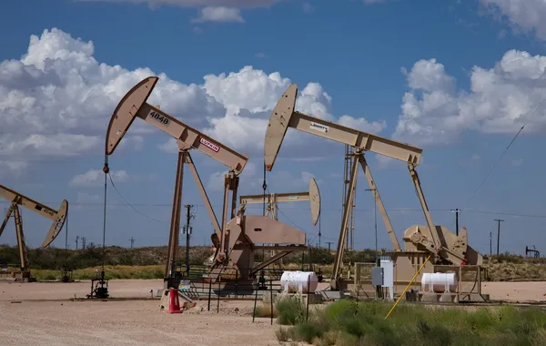 Oil Poised for Fourth Monthly Gain Amid Hormuz Supply Risks