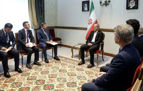 Iran Proposes Creation of Shared Currency with Tajikistan