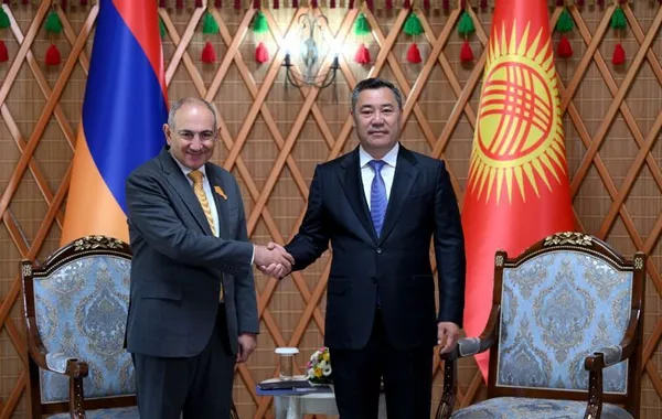 Kyrgyz President Japarov Meets Armenian PM Pashinyan for Talks