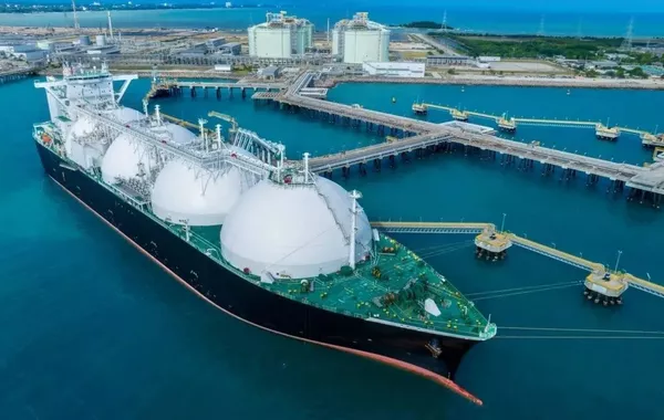 Hormuz Disruption Hits LNG Flows Harder Than Oil Shipments