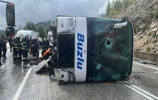 One Dead, Nine Injured in Bus Crash in Southwest Türkiye