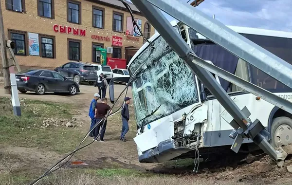 Minibus Crashes into School Bus in Western Kazakhstan — VIDEO