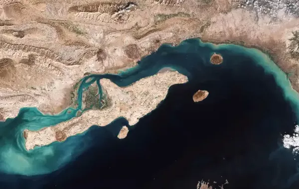 Iran Agrees to Open Strait of Hormuz Without Transit Fees Under US Deal