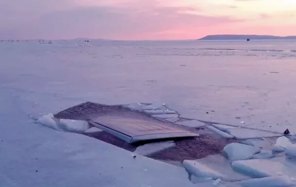 Five Cars Fall Through Ice in Russia’s Amur Bay