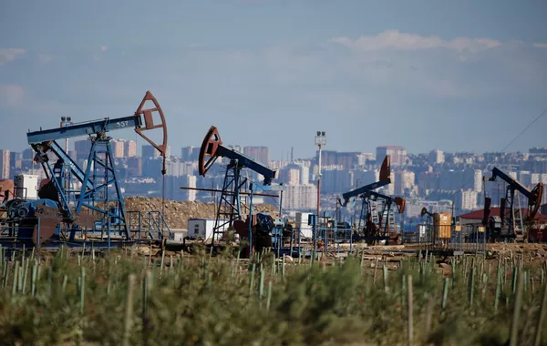 Oil Prices Steady Despite Spike in US Crude Reserves and Tariff Impact