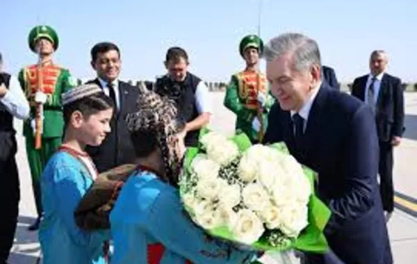 Uzbek Leader Arrives in Turkmenistan to Strengthen Regional Ties