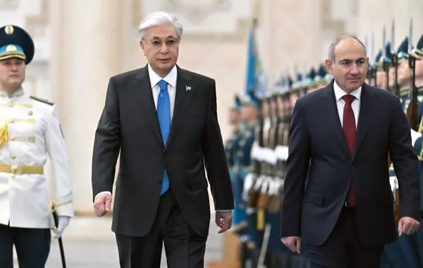 Kazakh President Welcomes Armenian PM at Akorda Palace