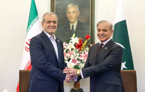 Pakistan's Sharif Hosts Iran's Pezeshkian, Agrees to Strengthen Security and Trade
