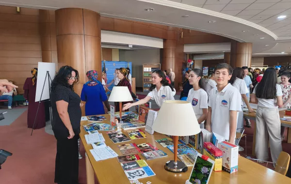 Turkmenistan Celebrates US Independence Day with English-Language Book Fair and Peace Initiative