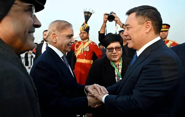 Kyrgyz President Arrives in Pakistan