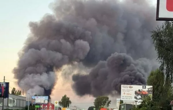 Russian Strikes Hit Nova Poshta Warehouses and Businesses in Kyiv Region