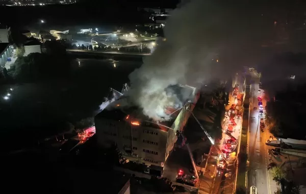 Fire Breaks Out at Shoe Factory in Türkiye's Istanbul