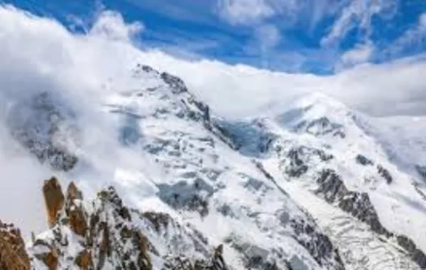 Kyrgyz Defense Ministry Prepares for Urgent Rescue Missions on Victory Peak and Khan Tengri