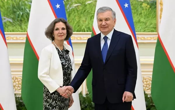 Uzbek President Honors Outgoing French Ambassador with Friendship Award