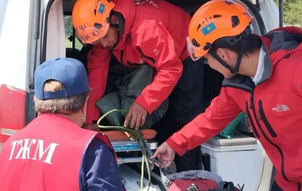 Rescuers in Kazakhstan's Almaty Mountains Saves Eight Lost Tourists - VIDEO