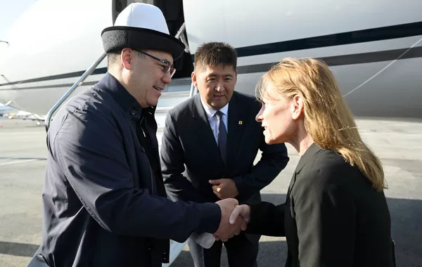 Kyrgyz President Arrives in Los Angeles Ahead of First Satellite Launch