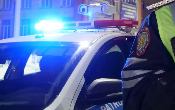 Drunken Men Attack Police Officer in Kazakhstan - VIDEO