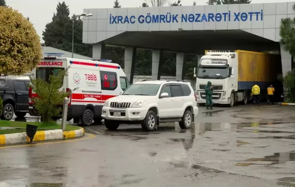 Azerbaijani Soldiers Assisting Those Fleeing Conflict in Iran at Astara Border - VIDEO