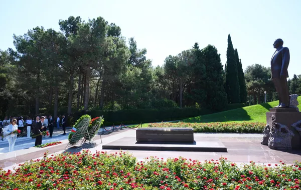 Youth Forum Participants Pay Tribute at Azerbaijan's Alley of Honor and Alley of Martyrs