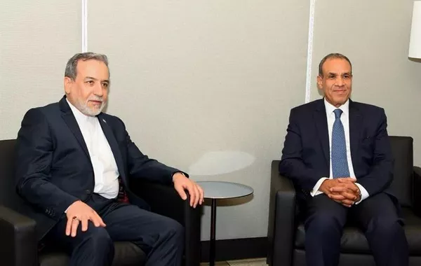 Iran, Egypt FMs Discuss Bilateral Ties, Regional Issues