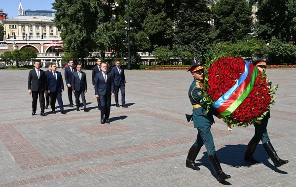 Azerbaijani FM Lays Wreath at Tomb of Unknown Soldier in Moscow