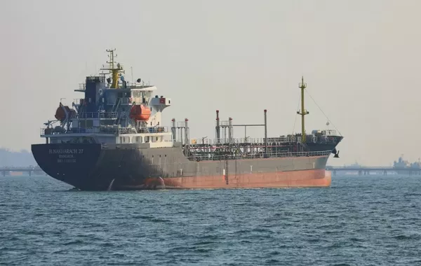 Sanctioned Tanker Re-enters Strait of Hormuz as US Maintains Blockade