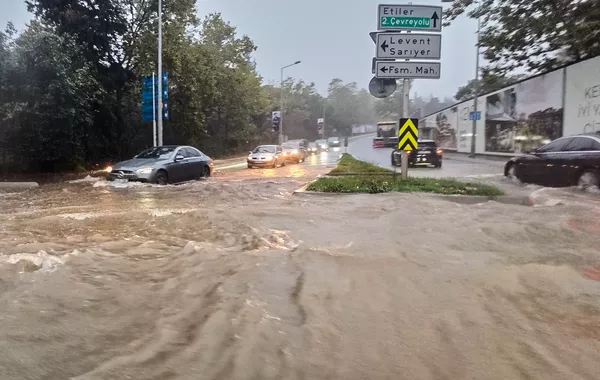 At Least 3 Dead as Torrential Rain Floods Istanbul, Strands Hundreds