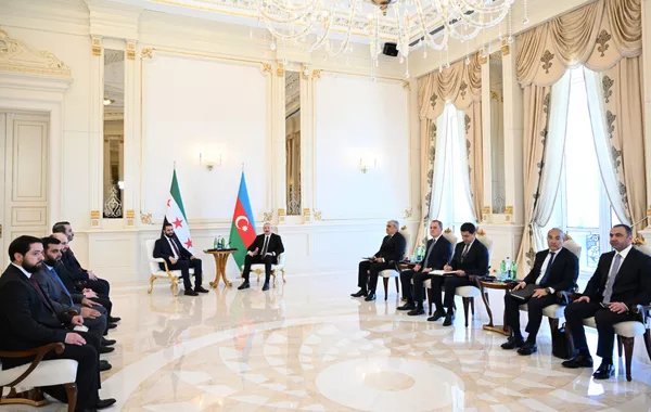 President Ilham Aliyev Holds Expanded Meeting with Syria's Transitional President
