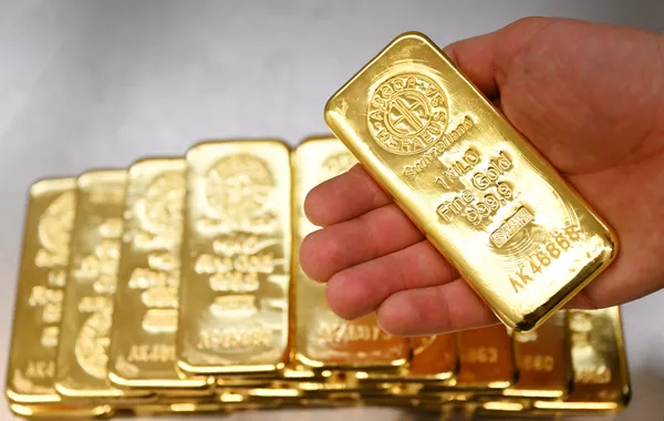 Russians Turn to Gold as Currency Restrictions Tighten
