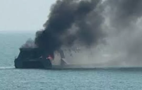 Iranian Navy Corvette Engulfed in Flames Near Bandar Abbas Port – VIDEO