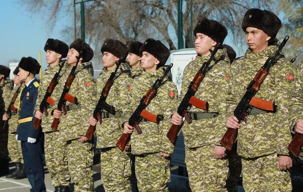 Kyrgyz President Signs Law Allowing Servicemen to Take Part-Time Jobs