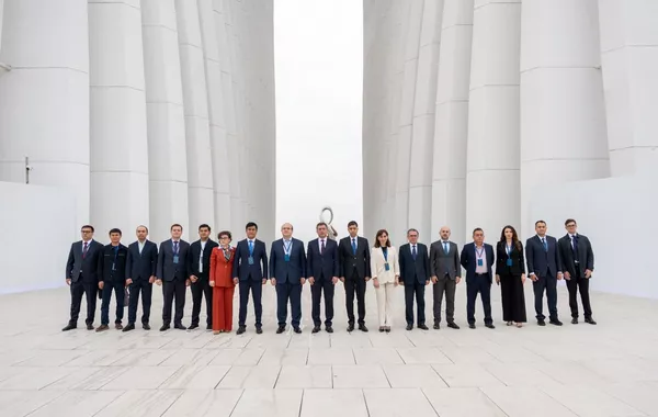 Uzbek Delegation Pays Tribute at Azerbaijan’s Victory Park During Media Forum Visit