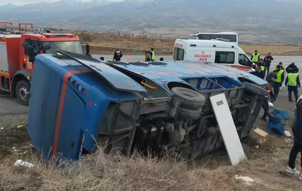 Bus Carrying Prisoners Overturns in Türkiye, 5 Injured