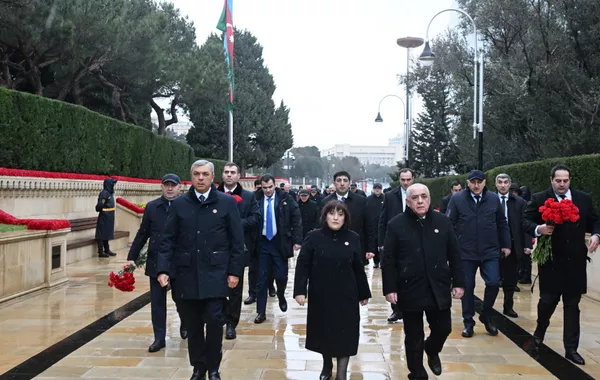 Azerbaijan’s Officials Commemorate Martyrs at Alley of Martyrs