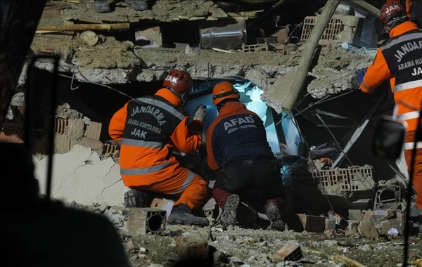 Three-Story Building Collapses in Türkiye, Rescue Efforts Continue